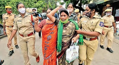 Hundreds of farmers, including women, from Venkatapalem, Thullur, Mandadam, Uddandarayunipalem, and other villages had taken out the rally from their respective villages.