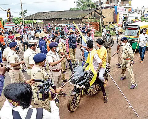Police personnel and locals at the site where Krantiveera Sangolli Rayanna’s statue was installed overnight at Peeranwadi in Belagavi | ASHISHKRISHNA H P