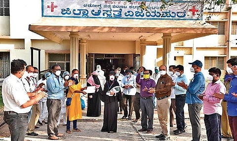 Hospital workers cheer as patients leave the hospital after successfully  recovering from Covid-19, in Vijayapura | Express