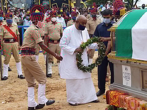 Former PM H D Deve Gowda paying his last respect to the departed leader (Photo | ENS)