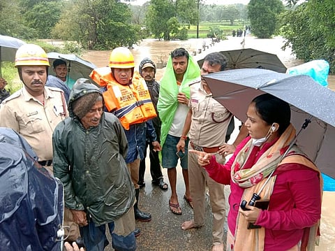 Tahashildar Reshma Talikoti discussing with Vilas Desai after he was rescued, near Shindoli BK in Khanapur on Wednesday. (Photo | Express)