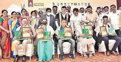 Deputy Chief Minister Dr C N Ashwath Narayan and Mayor Goutham Kumar with BBMP officials who received the Kempegowda Award for being corona warriors