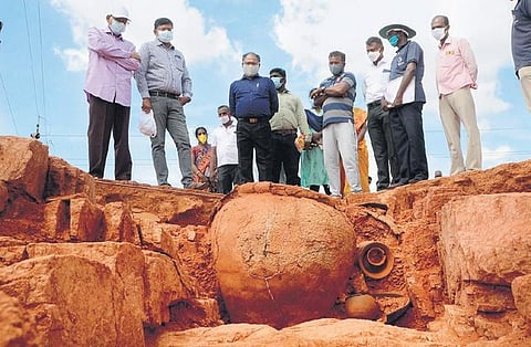 Commissioner of state archaeology department T Udhayachandran visiting an excavation site in Thoothukudi district | V KARTHIK ALAGU