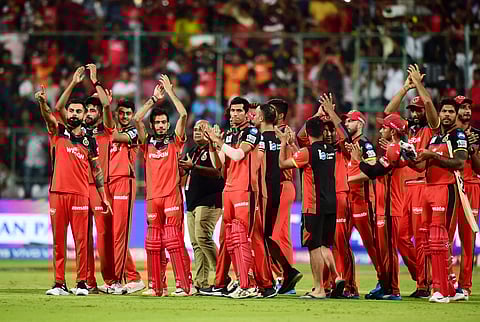 RCB Skipper Virat Kohli with teammates acknowledges the crowd. (File Photo)