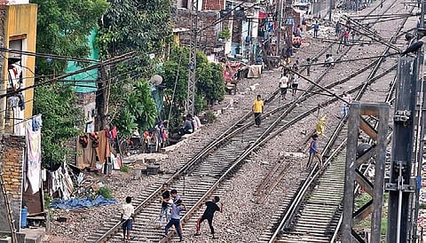 Residents of a slum near Azadpur Railway Station on Saturday. (Photo | EPS/Shekhar Yadav)