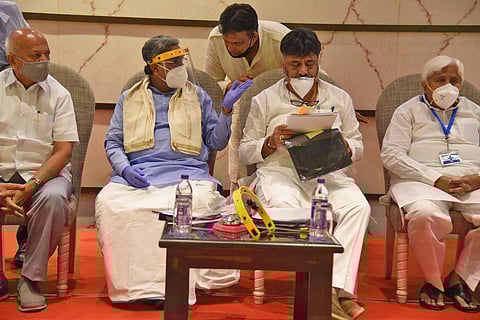 CLP leader Siddaramaiah and KPCC president D K Shivakumar at a meeting held to prepare for the assembly session, in Bengaluru. (Photo | Nagaraja Gadekal, EPS)