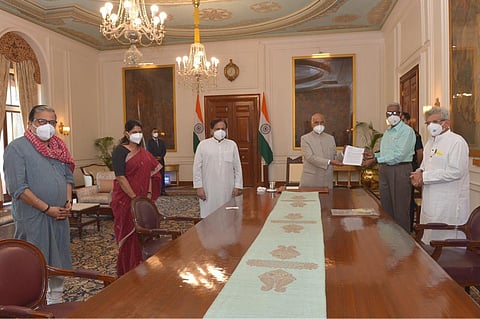 A delegation of Opposition leaders comprising Shri D. Raja, Shri Ahmed Patel, Shri Sitaram Yechury, Ms Kanimozhi and Prof Manoj Jha called on President Kovind at Rashtrapati Bhavan. (Photo | Twitter)