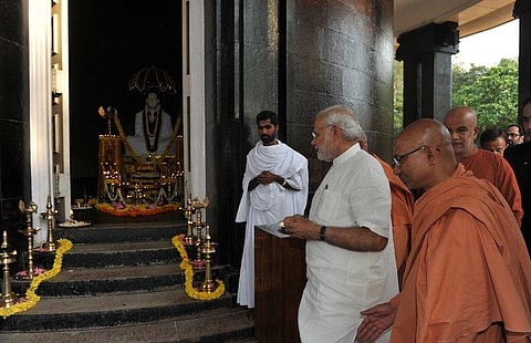 Prime Minister Narendra Modi pays tribute to Narayana Guru. (Photo| Twitter/ @narendramodi)