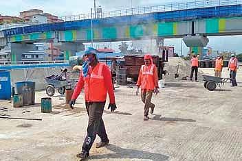 After a prolonged delay due to incessant rain, laying of mastic asphalt has started in Vyttila, Kundannoor flyovers.
