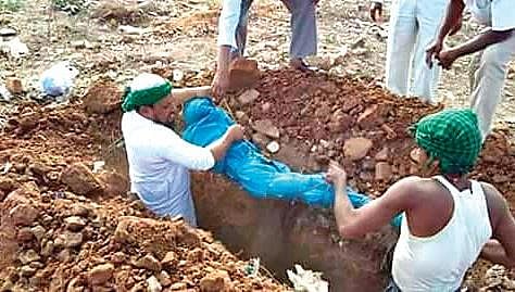 The team performs last rites of a Covid victim in Anantapur district | EXPRESS