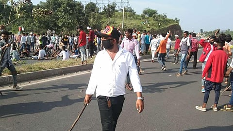 The protesters blocking Udaipur-Ahmedabad highway (Photo | EPS)
