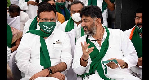 AICC General Secretary in-charge for Karnataka Randeep Surjewala and KPCC president D K Shivakumar at a protest against farm bills in Bengaluru. (Photo | Nagaraj Gadekal, EPS)