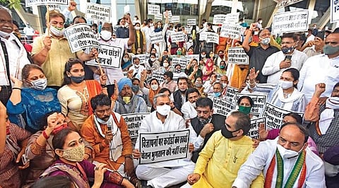 BJP councillors led by city president Adesh Gupta demand release of funds to the corporations on Monday. (Photo | EPS)