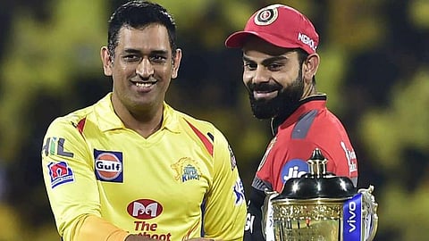 CSK captain MS Dhoni (L) with RCB captain Virat Kohli 
