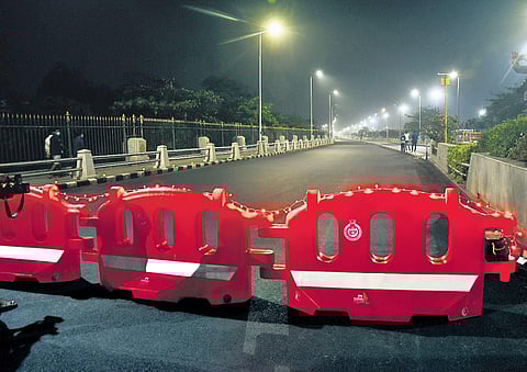 The city police laid barricades across the Kamarajar Salai leading to Marina Beach in the city on the midnight of Thursday to prevent public entry | Ashwin Prasath
