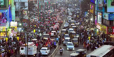 It was a chock-a-block at Jagadamba Junction with a large number of people thronging the main market for festival shopping in the city. (Photo | EPS)
