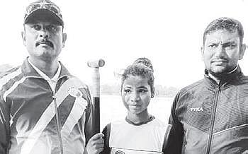 Kaveri Dhimar (centre)