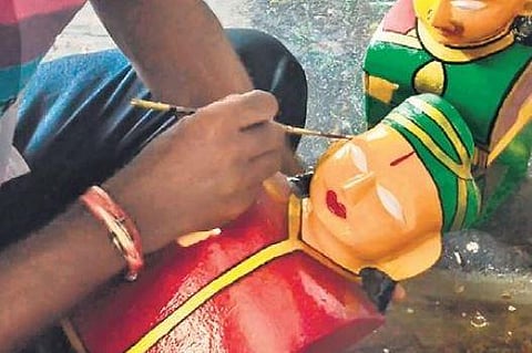 Bommala Koluvu tradition brings big business to Kondapalli toy-makers