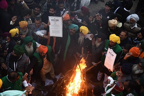 Farmer leaders burn the copies of three farm law during lohri celebrations at Singhu border. (Photo| EPS/ Parveen negi)