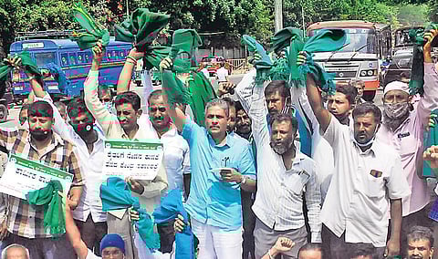 A file picture of members of Karnataka Rajya Raitha Sanga and Hasiru Sene protesting against Central and state government’s farm laws