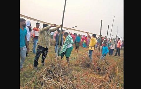Villagers erecting fence around IOCL’s PHPL project site | EXPRESS