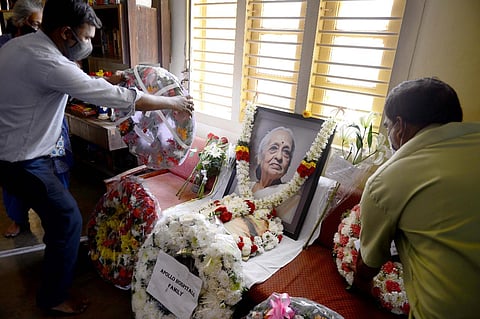 People pay respect to Dr V Shanta, senior oncologist and Chairman of Cancer Institute at Adyar in Chennai. (Photo | Debadatta Mallick, EPS)