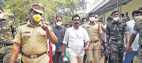 Jangaon DCC president Janga Raghava Reddy being arrested by Kazipet police. (Photo I EPS)