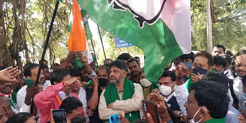 KPCC President D K Shivakumar told party workers and farmers to sit down and protest if stopped by the police. (Photo | EPS)