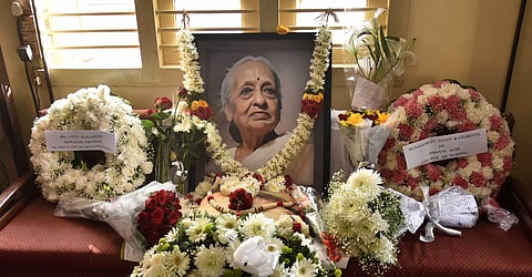 People pay respect to Dr V Shanta, senior oncologist and Chairman of Cancer Institute at Adyar in Chennai. (Photo | Debadatta Mallick, EPS)