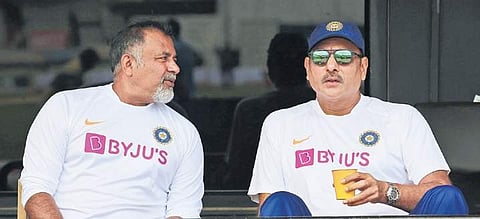 Bharat Arun(L) with head coach Ravi Shastri. (File Photo)