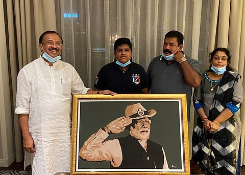Saran Sasi Kumar presents a portrait of PM Modi to Mos Muraleedharan. (Photo | Twitter)