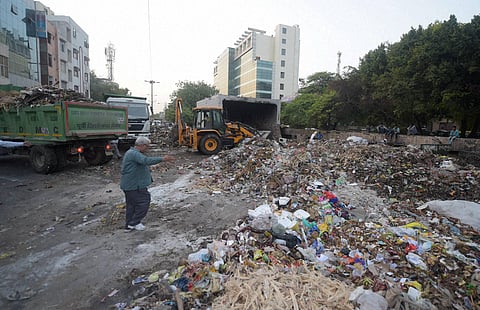 Mounds of garbage have continued to pile on roads in several localities including areas near Red Fort like Sadar Bazar, Chandni Chowk. (File Photo | PTI)