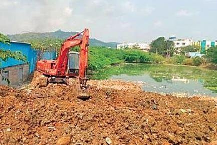 Revenue dept removes encroachments along Putheri Lake