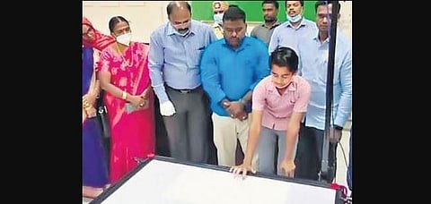 A student experiments with the touch -screen table invented by Arunkumar | Express