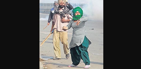 A woman confronts police at Mukarba Chowk. (Photo | Shekhar Yadav, EPS)