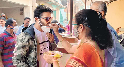 Shardul Thakur is greeted by his parents at their residence in Phalgar, outskirts of Mumbai on Thursday | AGENCIES