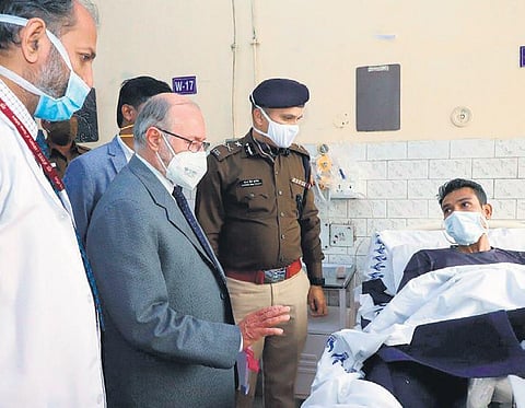 L-G Anil Baijal visits Sushruta Trauma Centre on Thursday to inquire about health of police personnel who were injured in the Republic Day violence. (Photo | Twitter)