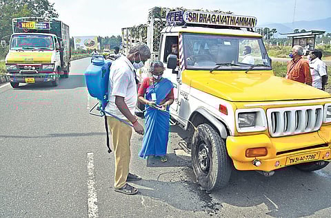 Following outbreak of bird flu in Kerala, vehicles entering TN are been allowed only after disinfection | a raja chidam bnaram