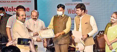 Union Health Minister Mansukh Mandaviya, CM Basavaraj Bommai, MP Tejasvi Surya and others at 'Azadi Ka Amrit Mahotsav' event. (Photo| Nagaraja Gadekal, EPS)