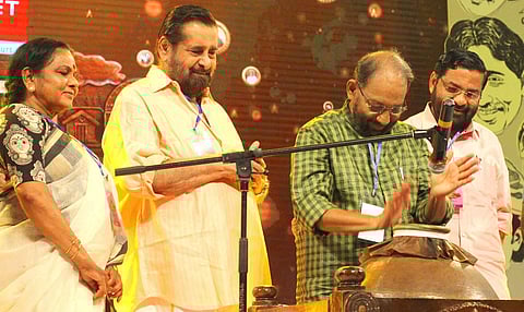 Actor Nedumudi Venu playing Mizhavu at Natanam Venulayam programme organised by film fraternity in cinema held at Nishagandhi auditorium in Thiruvananthapuram. (File photo | EPS)