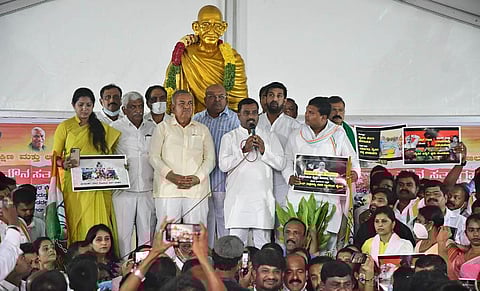 Congress leaders stage a silent protest against the recent Lakhimpur Kheri incident, in Bengaluru on Monday. (Photo | Ashishkrishna HP, EPS)