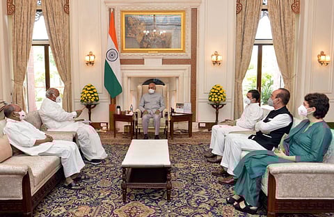 A delegation of Congress leaders comprising Mallikarjun Kharge, AK Antony, Ghulam Nabi Azad, Rahul Gandhi and Priyanka Gandhi Vadra called on President Kovind. (Photo | Rashtrapati Bhavan)