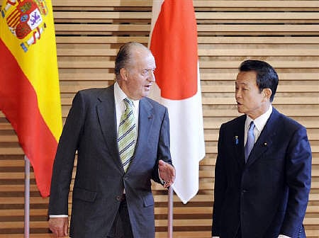 Spain's former King Juan Carlos with the then Japanese Prime Minister Taro Aso in Tokyo. (File photo | Reuters)
