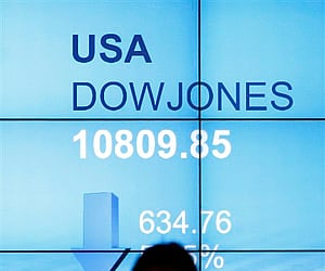 A screen showing the falling Dow Jones industrials at Mirae Asset building in Seoul. (AP)