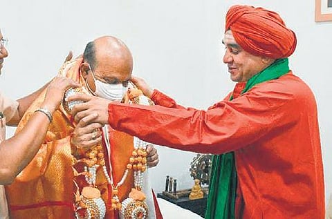 Lingayat Panchamasali Peetha pontiff Jaya Mrutunjaya Swami greets Chief Minister Basavaraj Bommai in Benglauru on Friday | Express