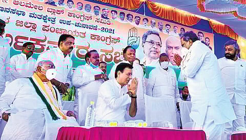 AICC General Secretary Randeep Surjewala greets Leader of Opposition in the Assembly, Siddaramaiah, during the campaign in Balaganur village, Vijayapura district, on Tuesday, as senior leaders Mallika