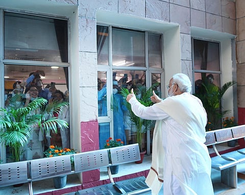 PM Modi gives a thumbs up to healthcare workers at Delhi's RML Hospital as India crosses one billion COVID19 vaccinations. (Photo | Twitter/ANI)