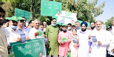 Delhi environment minister Gopal Rai participates in the 'Red Light On Gaadi Off' campaign. (Photo| Twitter)