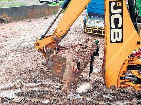 MAUD Special Chief Secretary, officials visit Jawaharnagar dumping yard, promise solution 