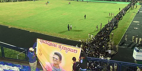 Fans of actor Puneeth Rajkumar gadherd to pay last respect  at Kanteerva Stadium in Bengaluru. (Photo| Nagaraja Gadekal, EPS)